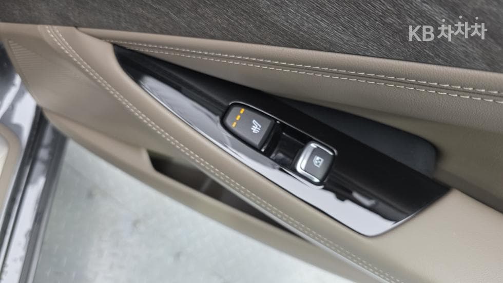 Hyundai VenueGasoline 1.6 Premium - 14