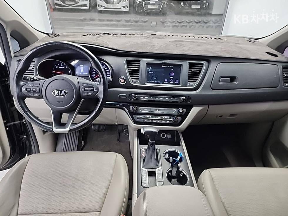 Kia The New (facelift) Carnival9-seater 2.2 Diesel Luxury - 7