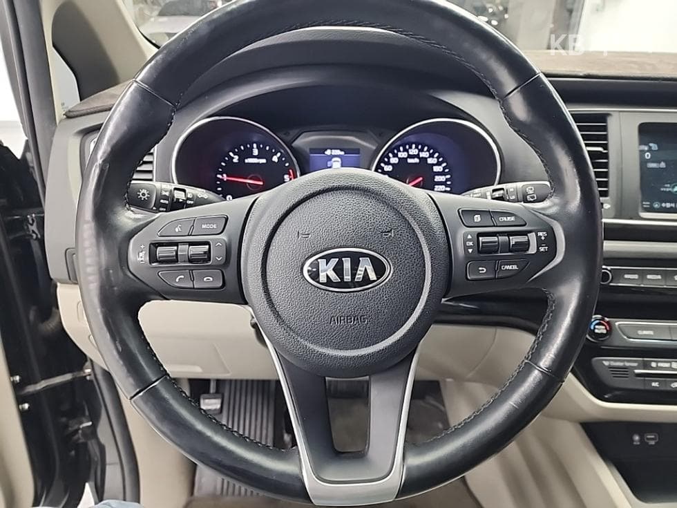 Kia The New (facelift) Carnival9-seater 2.2 Diesel Luxury - 9