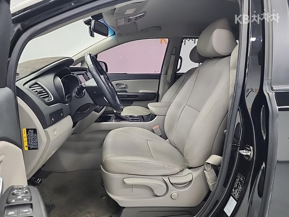 Kia The New (facelift) Carnival9-seater 2.2 Diesel Luxury - 11