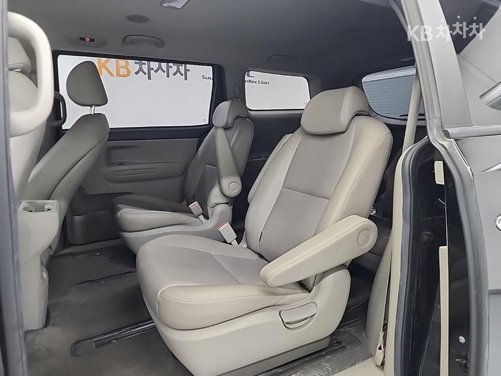 Kia The New (facelift) Carnival9-seater 2.2 Diesel Luxury - 12