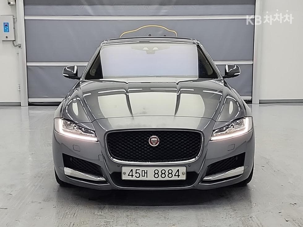 Jaguar All New XF2.5T Portfolio - 2
