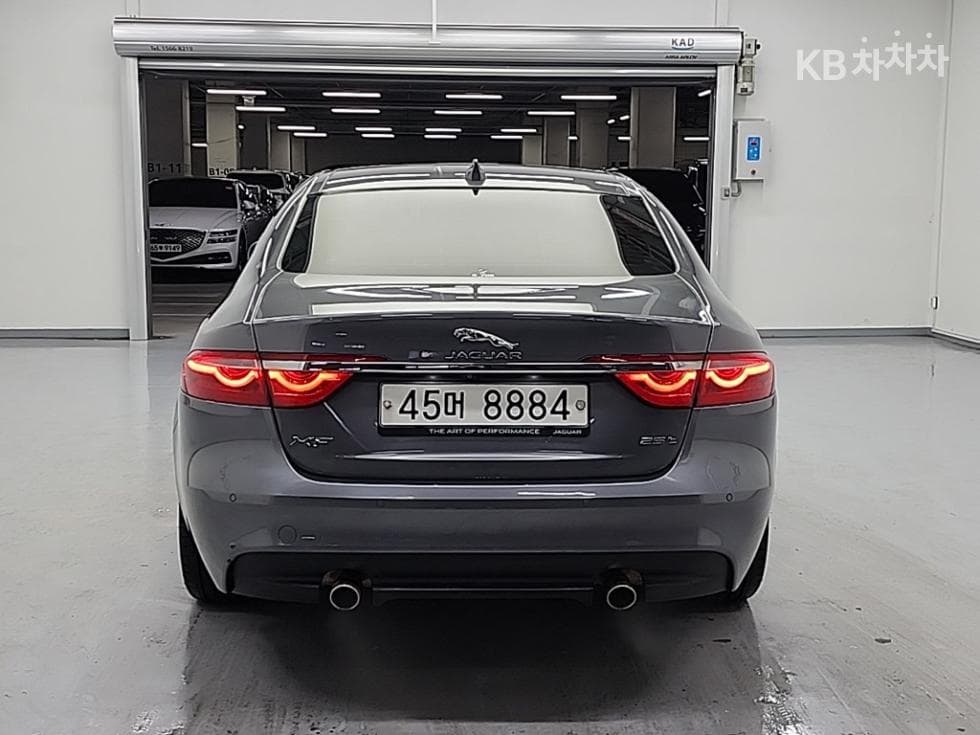 Jaguar All New XF2.5T Portfolio - 3