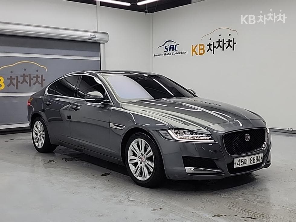Jaguar All New XF2.5T Portfolio - 4