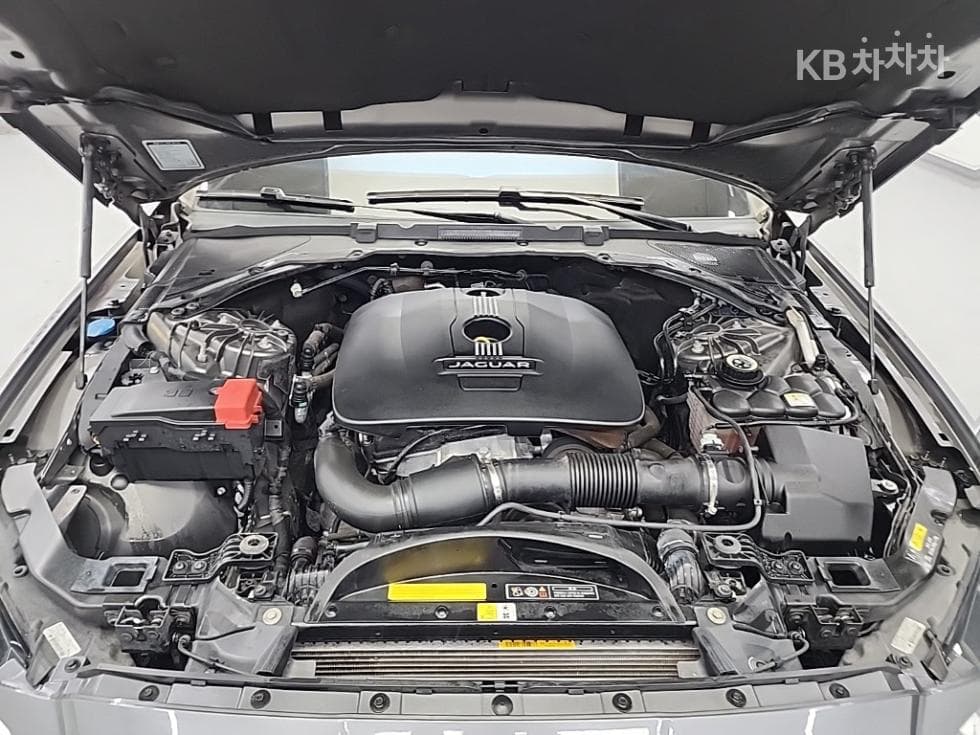 Jaguar All New XF2.5T Portfolio - 5