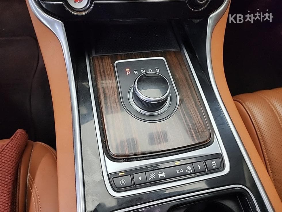 Jaguar All New XF2.5T Portfolio - 8