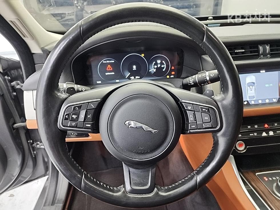 Jaguar All New XF2.5T Portfolio - 9