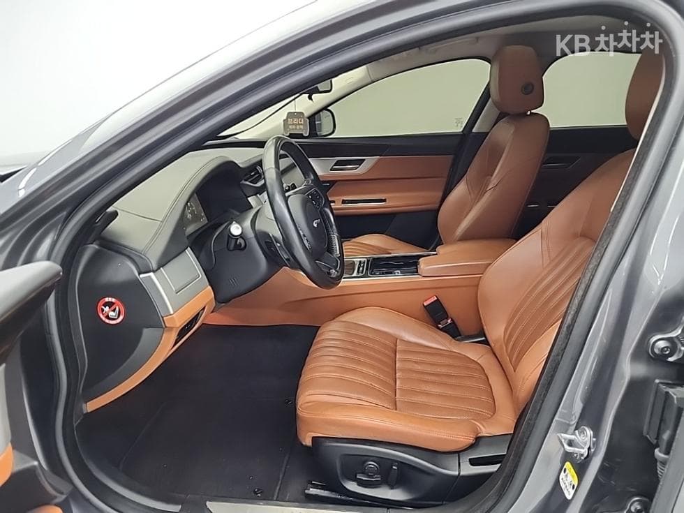 Jaguar All New XF2.5T Portfolio - 11