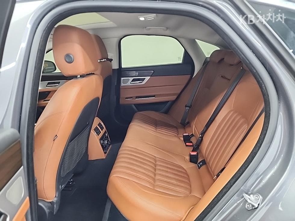 Jaguar All New XF2.5T Portfolio - 12