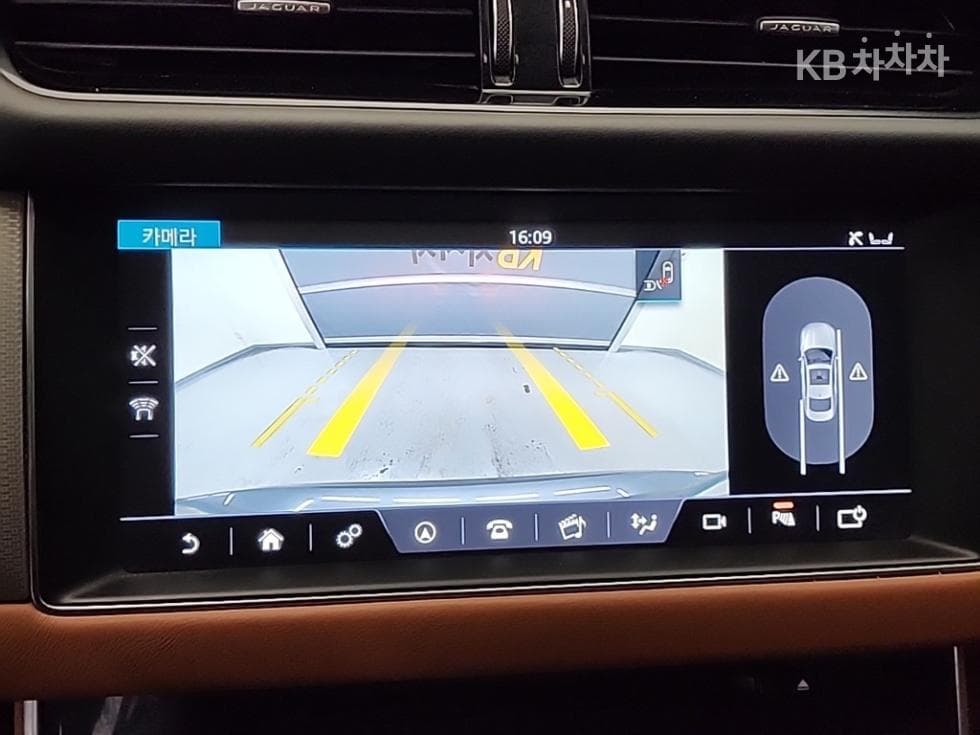 Jaguar All New XF2.5T Portfolio - 16