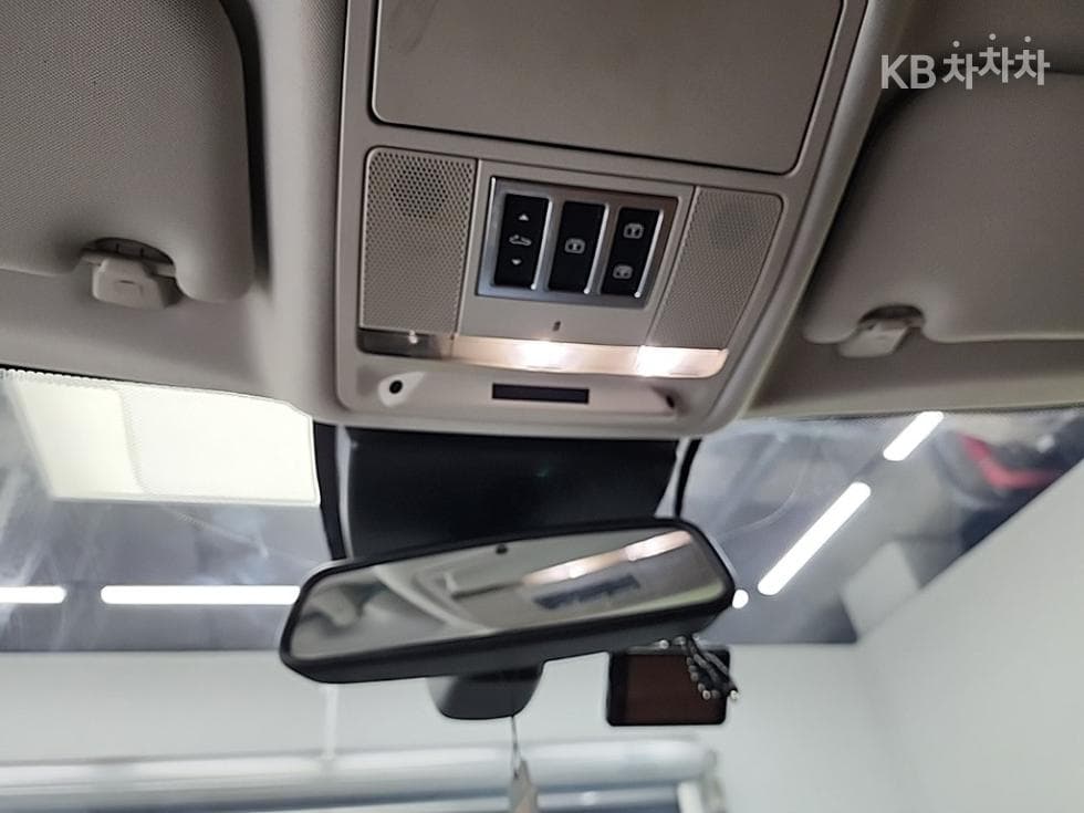 Jaguar All New XF2.5T Portfolio - 18