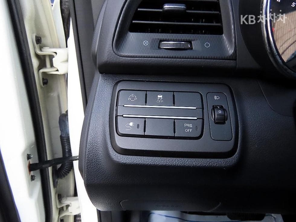 KG Mobility Tivoli AirGasoline 2WD RX - 12