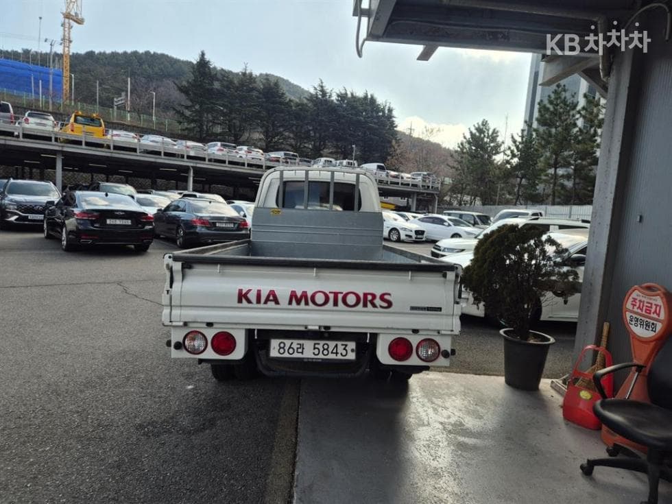 Киа The New (фейслифт) Бонго 3 (лек)1 тон Королевска кабина Удължено междуосие 2WD L Базов - 4