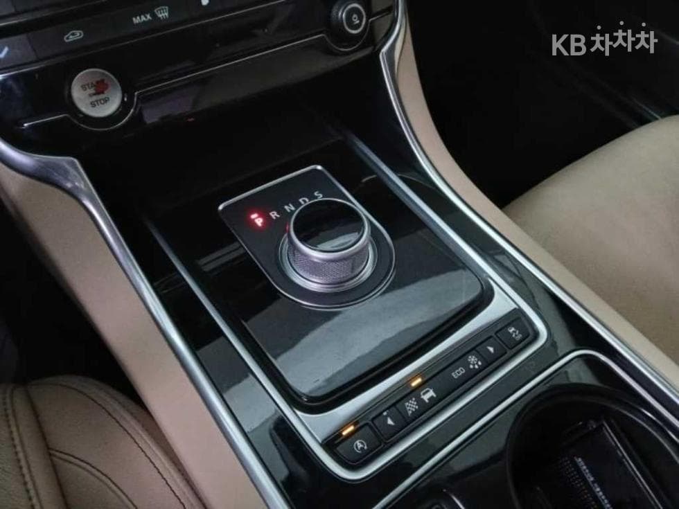 Jaguar XE2.0 Gasoline PRESTIGE - 14