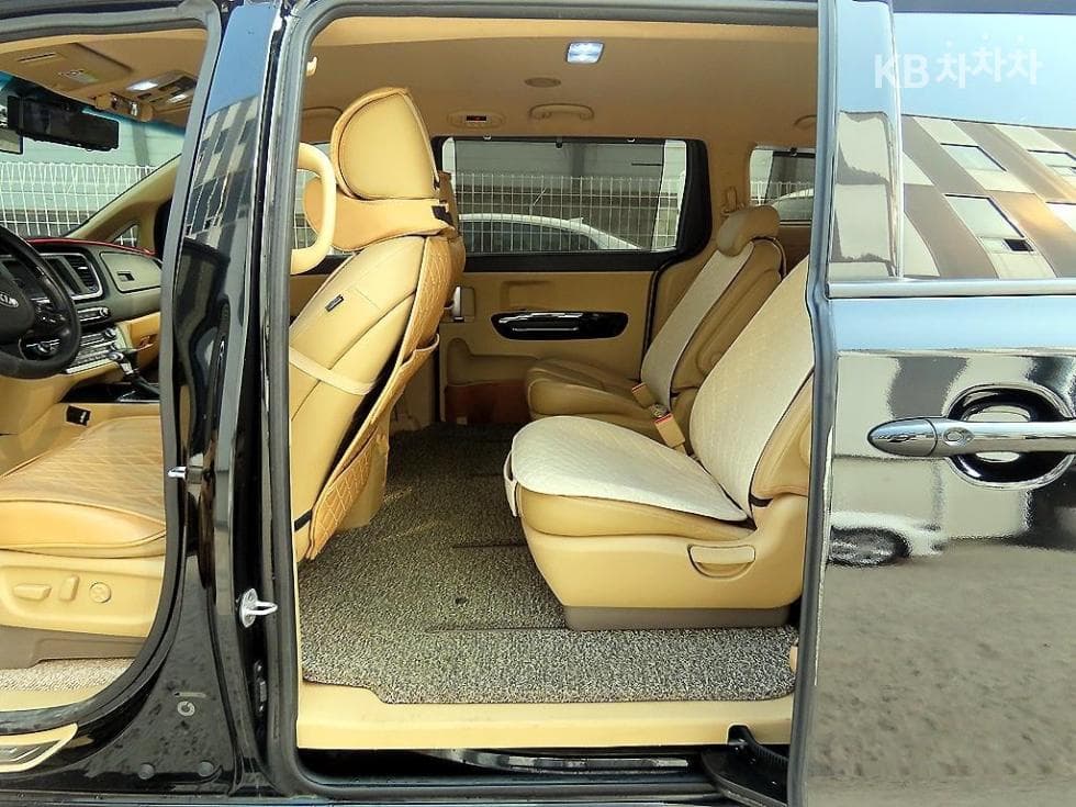 Kia The New (facelift) Carnival9-seater 2.2 Diesel Noblesse Special (special feature/edition) - 6