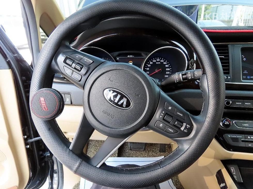 Kia The New (facelift) Carnival9-seater 2.2 Diesel Noblesse Special (special feature/edition) - 9
