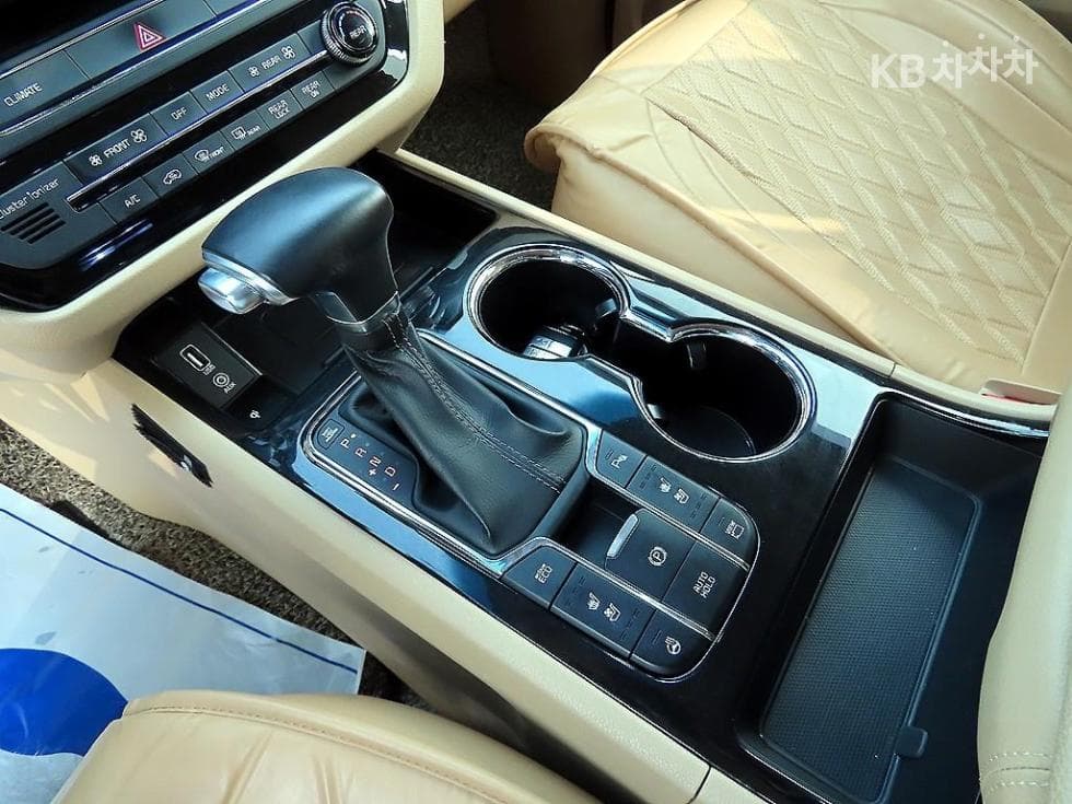 Kia The New (facelift) Carnival9-seater 2.2 Diesel Noblesse Special (special feature/edition) - 11