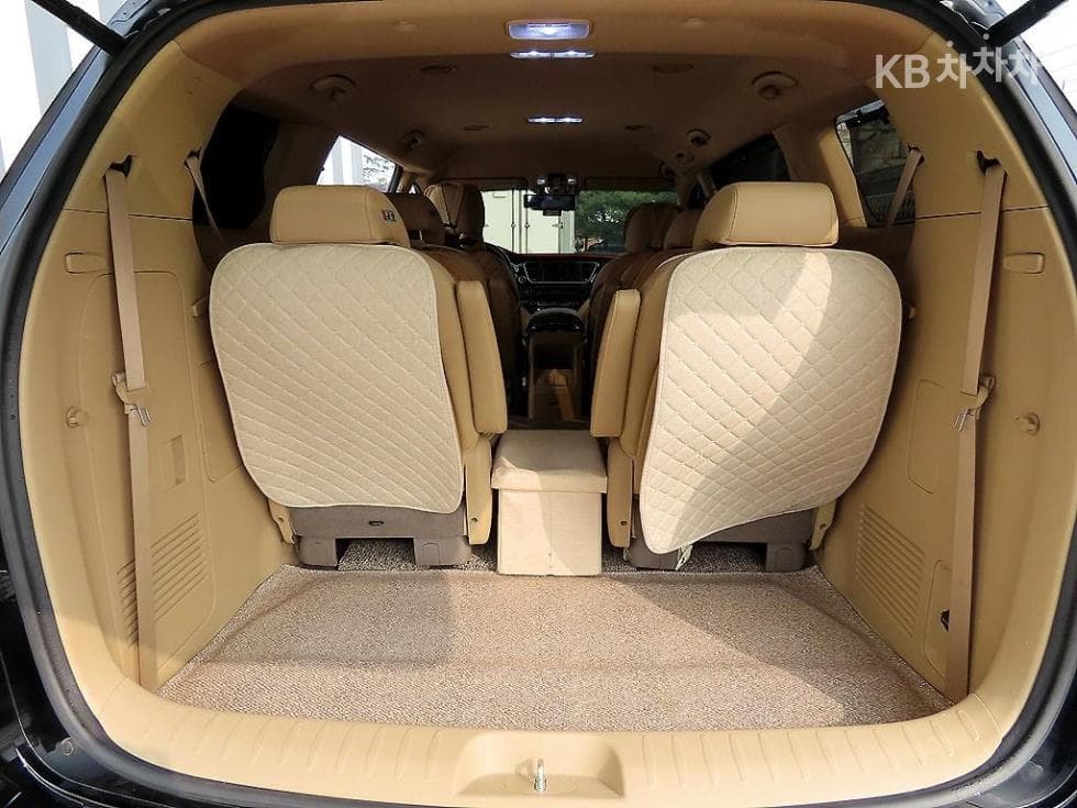 Kia The New (facelift) Carnival9-seater 2.2 Diesel Noblesse Special (special feature/edition) - 17