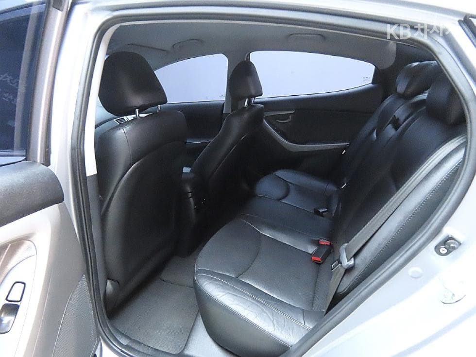 Хюндай The New (фейслифт) Avante (Elantra)1.6 VGT Modern Стандартен - 11