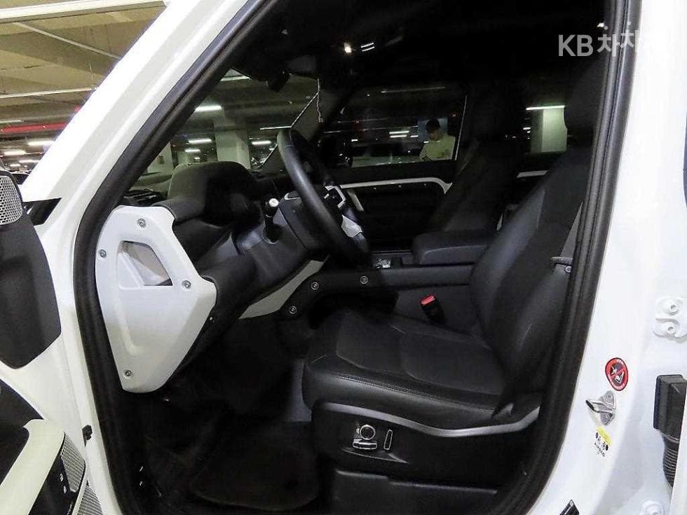 Land Rover 디펜더(L663)130 D300 X-DYN SE - 6