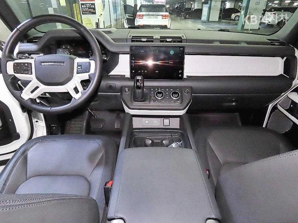 Land Rover 디펜더(L663)130 D300 X-DYN SE - 10