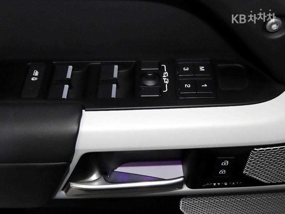 Land Rover 디펜더(L663)130 D300 X-DYN SE - 14