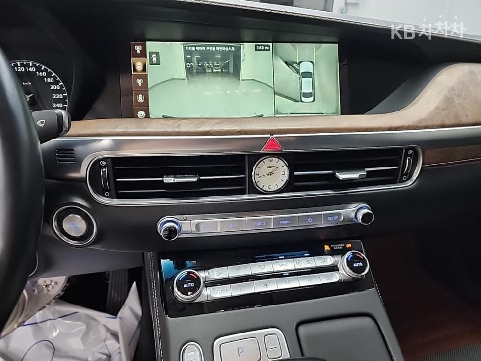 Genesis G905.0 GDi AWD Prestige - 10