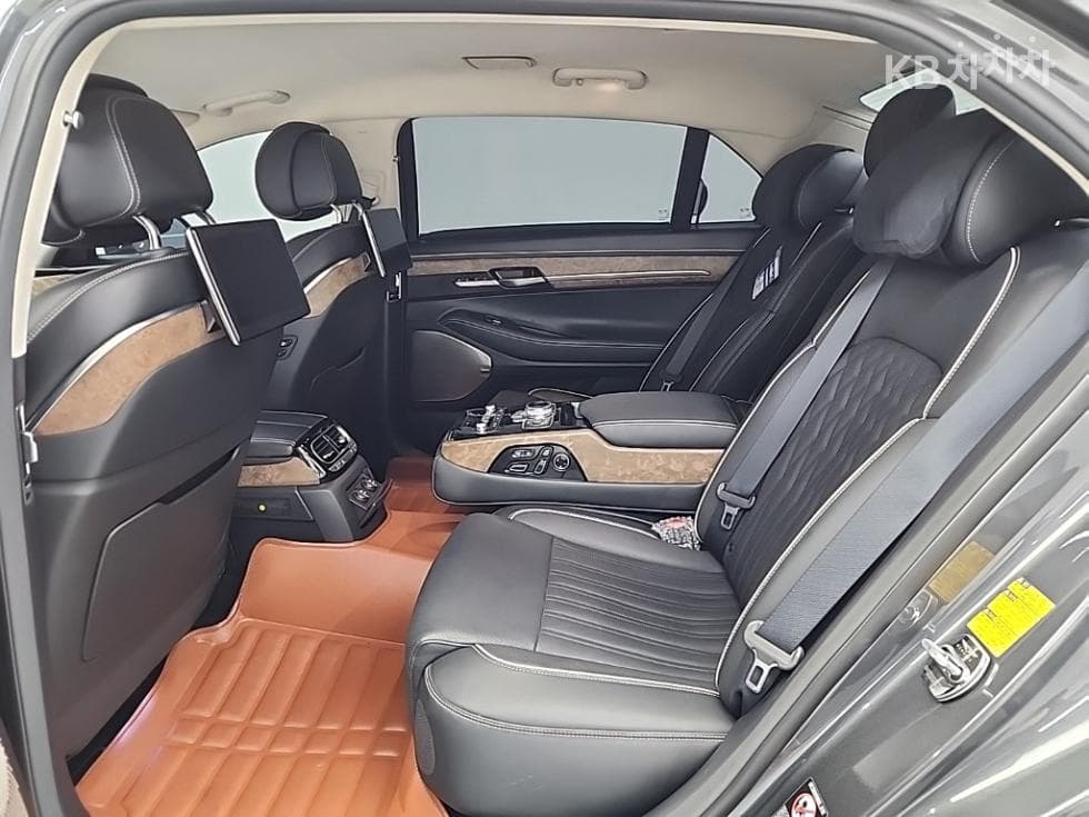 Genesis G905.0 GDi AWD Prestige - 12