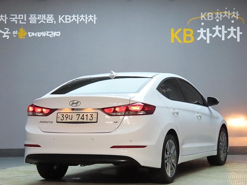 Hyundai Avante (Elantra)AD1.6 GDi Value Plus - 2