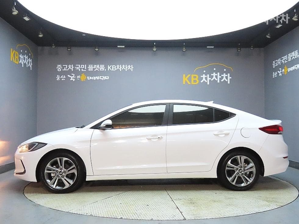Hyundai Avante (Elantra)AD1.6 GDi Value Plus - 5