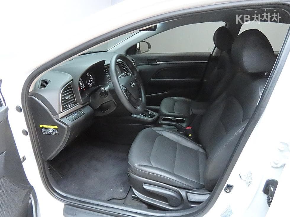 Hyundai Avante (Elantra)AD1.6 GDi Value Plus - 10
