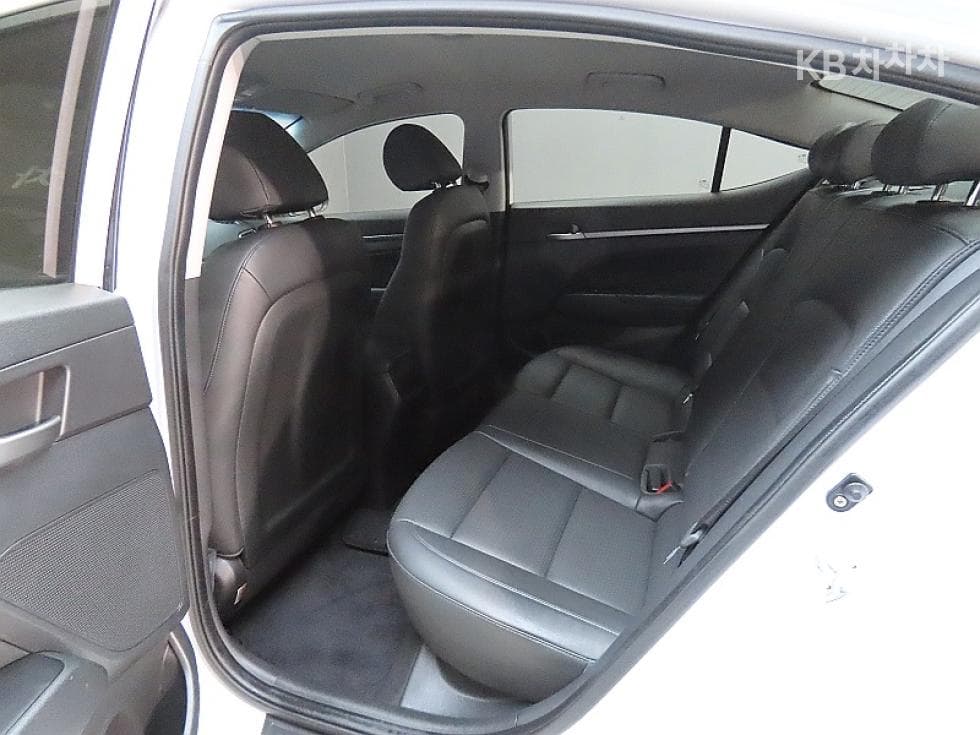 Hyundai Avante (Elantra)AD1.6 GDi Value Plus - 11