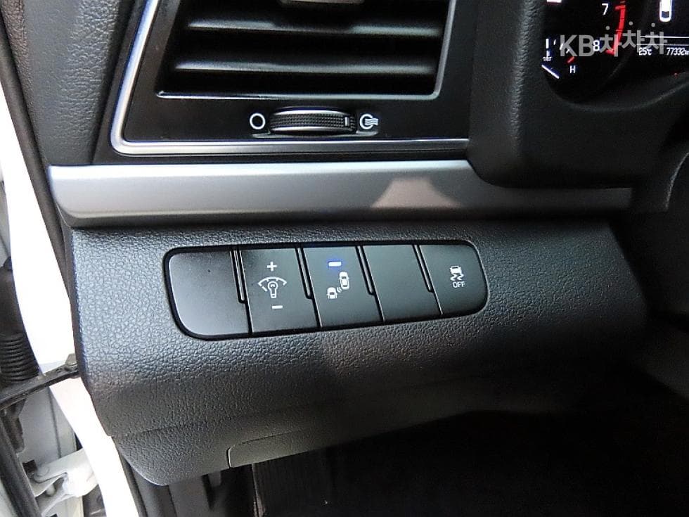 Hyundai Avante (Elantra)AD1.6 GDi Value Plus - 12
