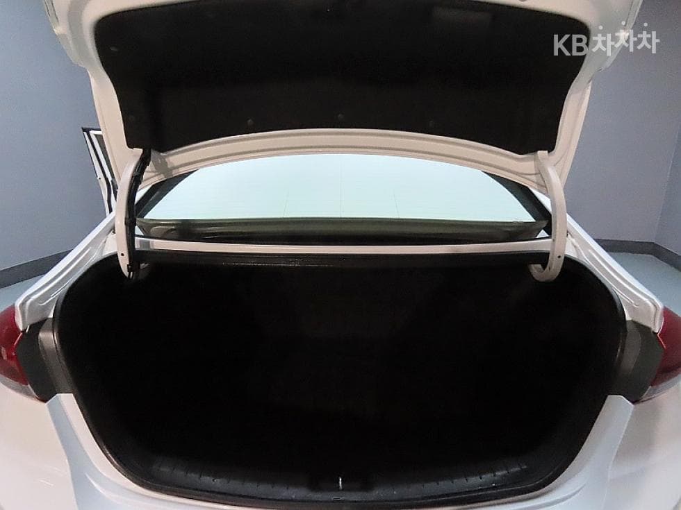 Hyundai Avante (Elantra)AD1.6 GDi Value Plus - 19