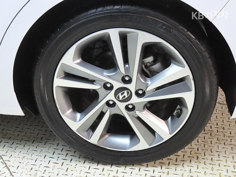 Hyundai Avante (Elantra)AD1.6 GDi Value Plus - 20