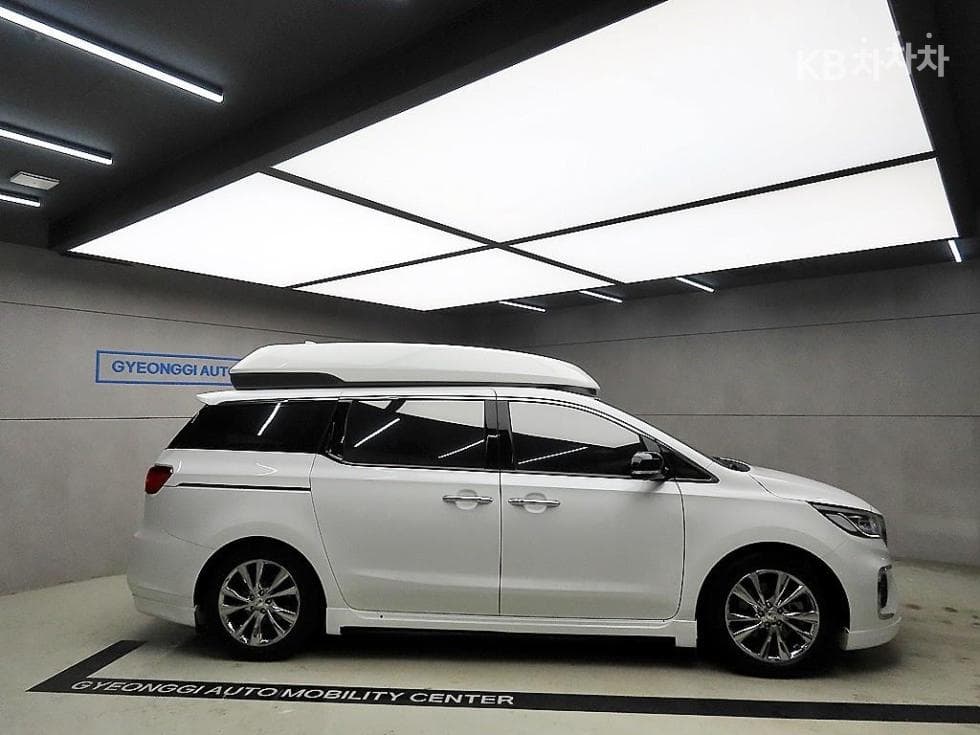 Kia The New (facelift) CarnivalHigh Limousine (Carnival) 2.2 Diesel 9-seater Noblesse Special (special feature/edition) - 2