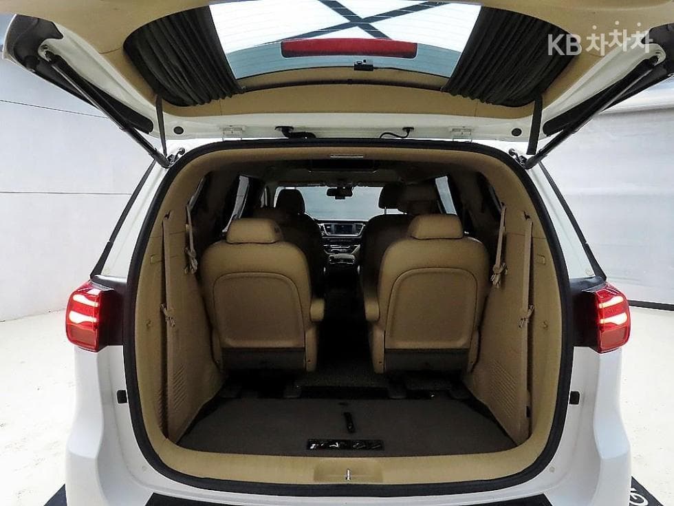 Kia The New (facelift) CarnivalHigh Limousine (Carnival) 2.2 Diesel 9-seater Noblesse Special (special feature/edition) - 18