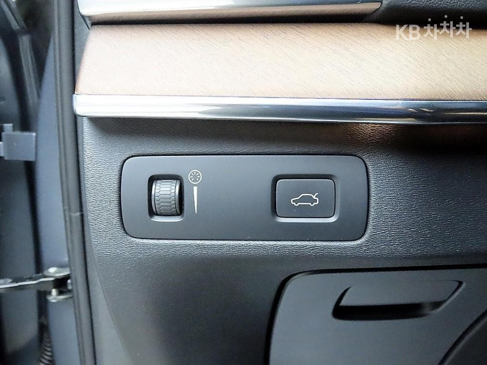 Volvo All New XC90D5 Momentum - 12