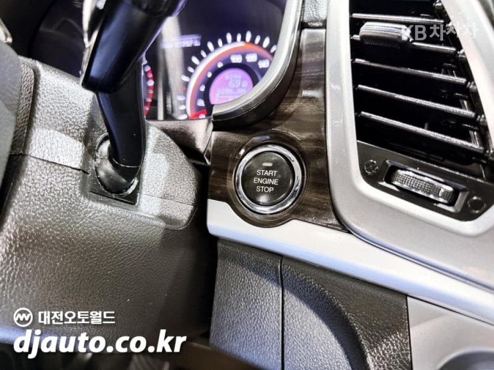 КейДжи Мобилити Нов코란도 C2.0 어드벤처 60th 에디션 2WD - 12