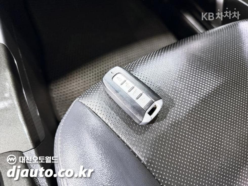 КейДжи Мобилити Нов코란도 C2.0 어드벤처 60th 에디션 2WD - 13