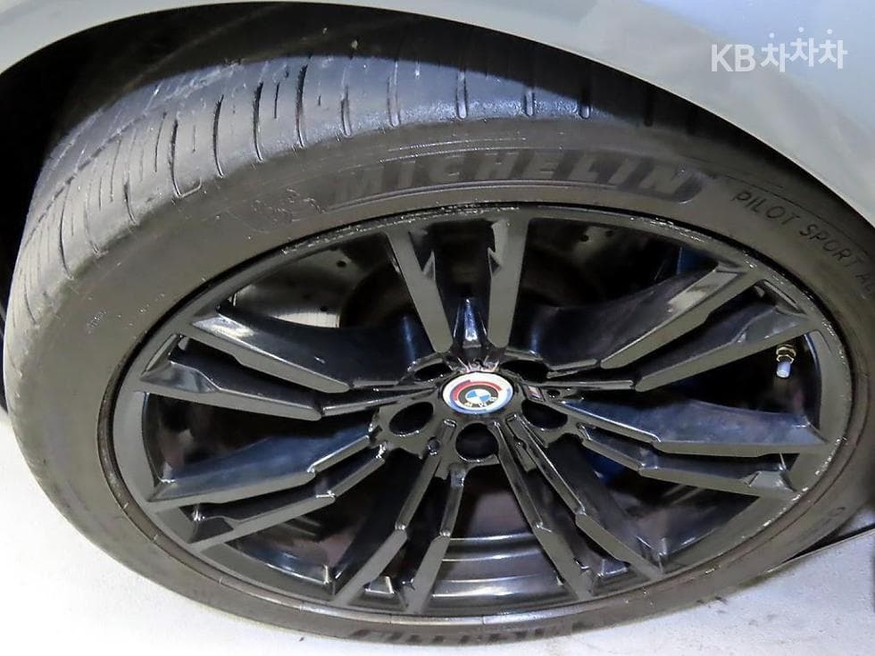 BMW M시리즈M5 Седан F10 - 20