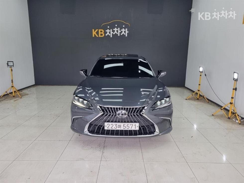 Lexus Нов 제너Рей (ван)션 ES 300h Executive - Image 1
