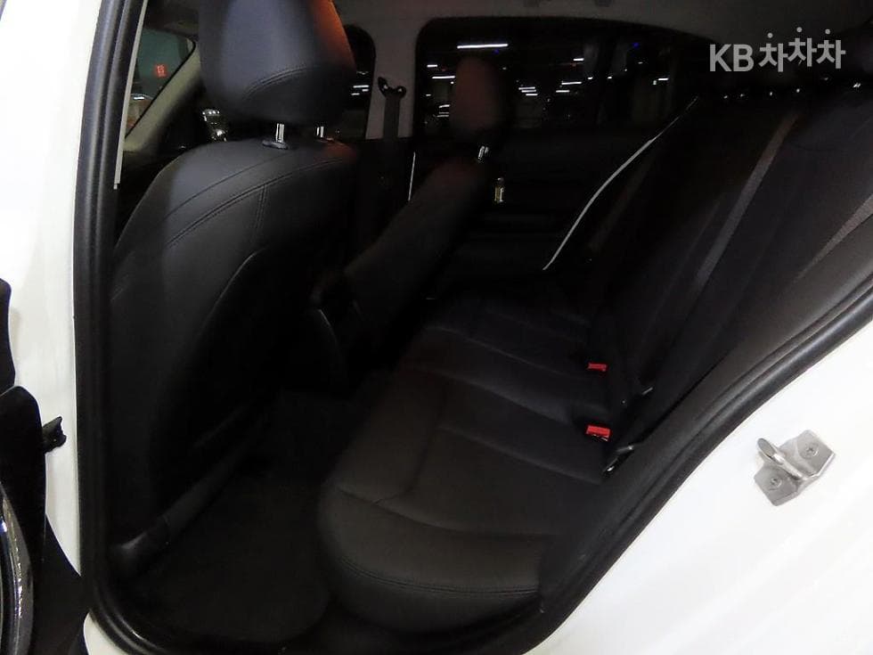 BMW Нов1시리즈118d 스포츠 Стандартен - 7