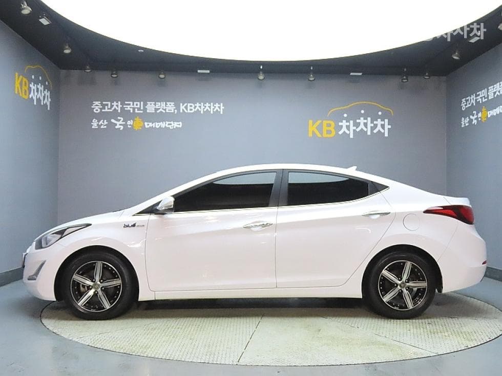 Hyundai The New (facelift) Avante (Elantra)1.6 VGT Modern Standard - 5