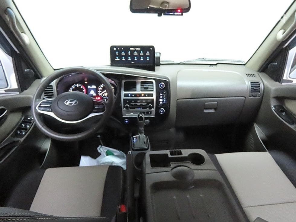 Hyundai Porter 2Extra Long Double Cab LPG Premium - 6