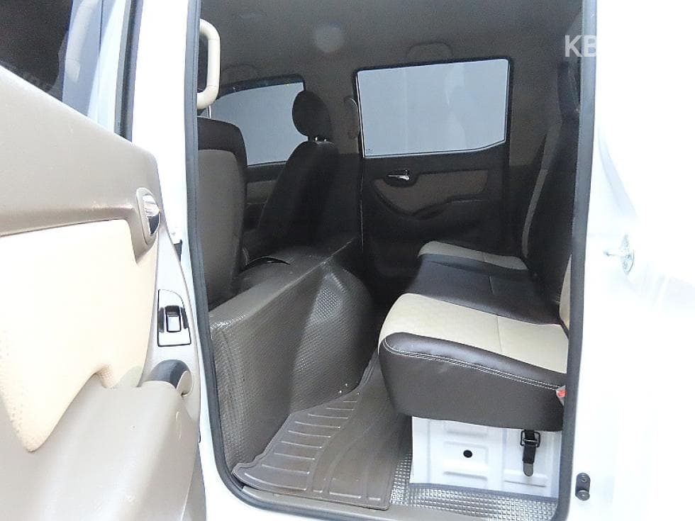 Hyundai Porter 2Extra Long Double Cab LPG Premium - 10