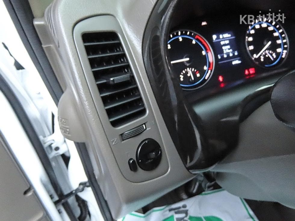 Hyundai Porter 2Extra Long Double Cab LPG Premium - 11