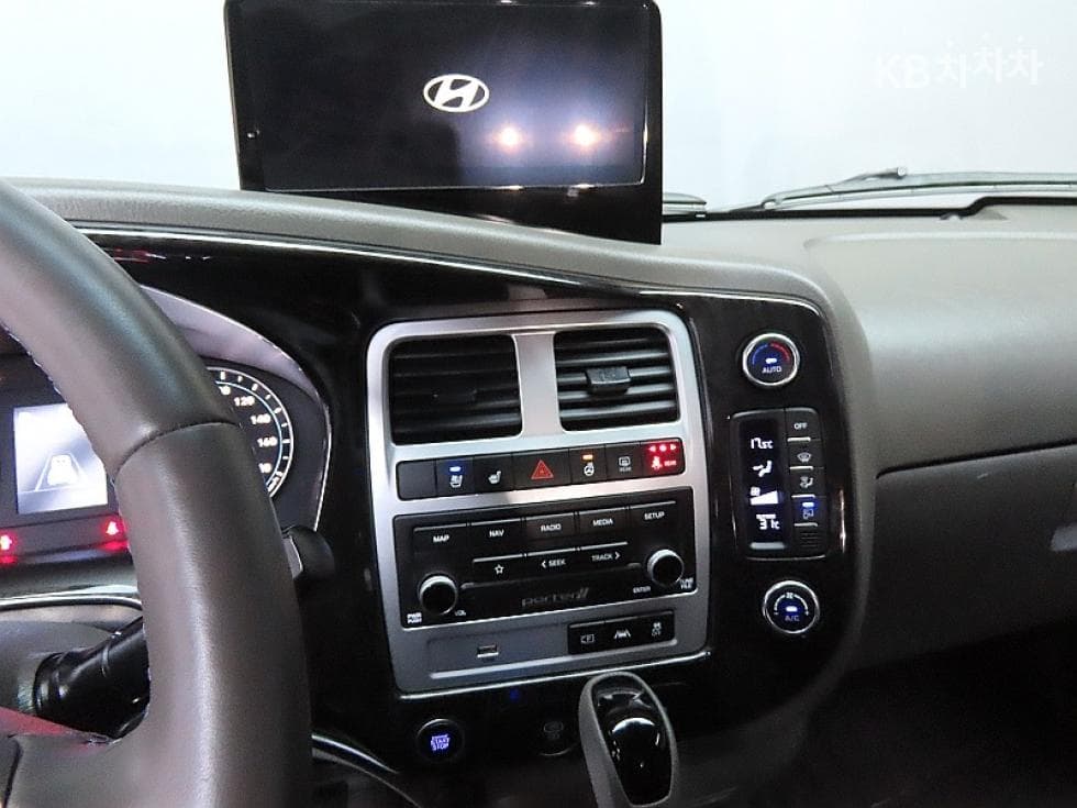 Hyundai Porter 2Extra Long Double Cab LPG Premium - 17