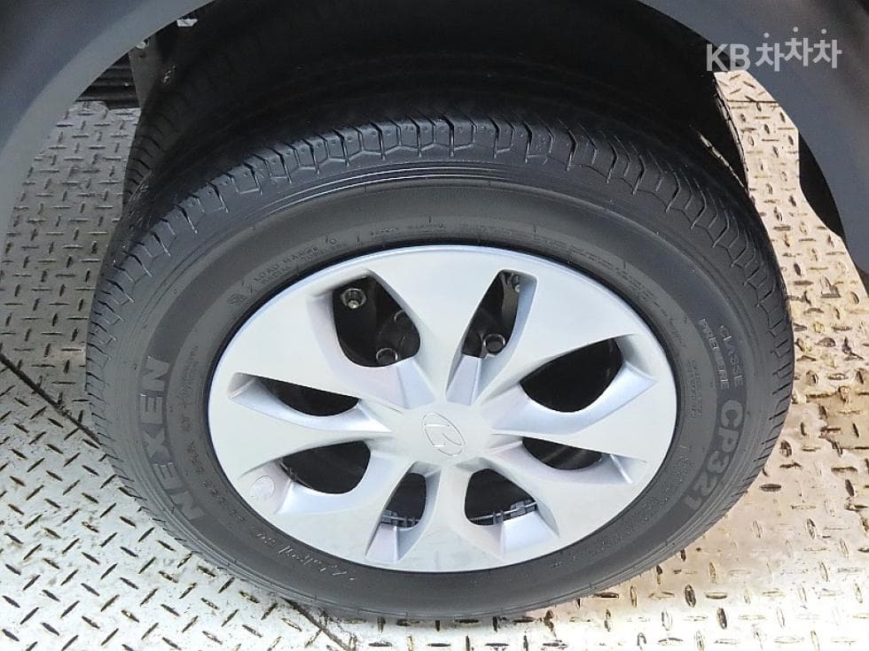 Hyundai Porter 2Extra Long Double Cab LPG Premium - 20