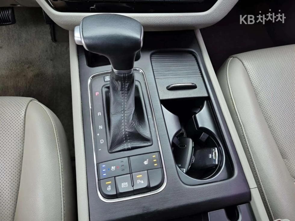 Kia All New Carnival9-seater 2.2 Diesel Luxury - 9